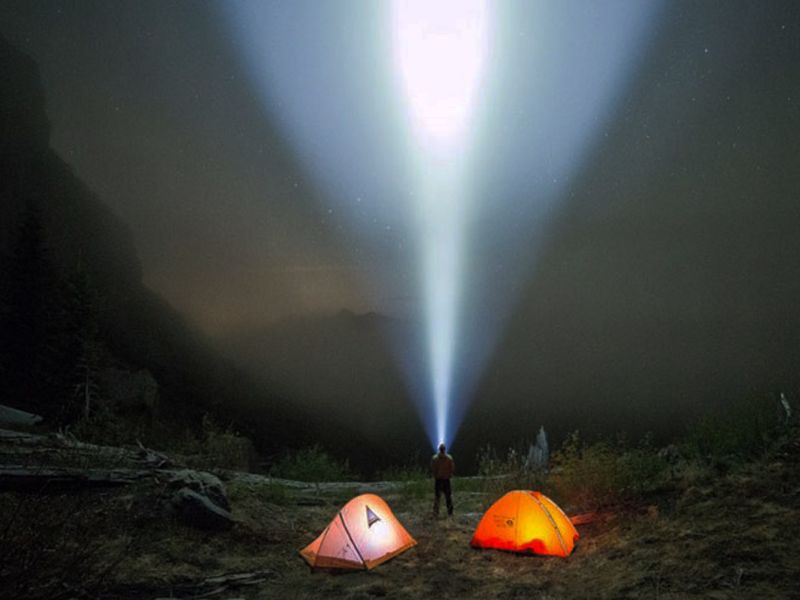 Những vật dụng khi đi cắm trại - Đèn pin chiếu sáng
