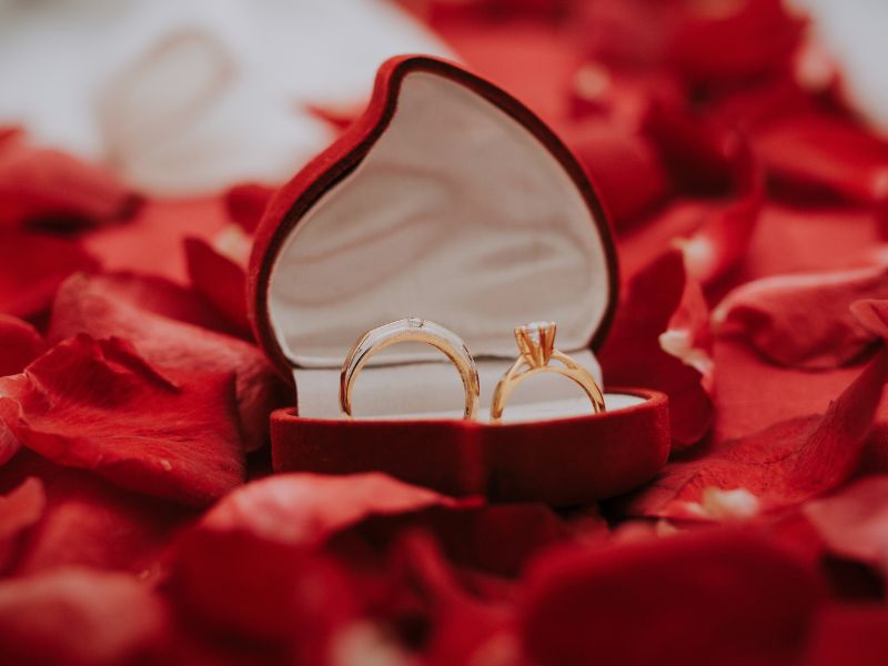 Một cặp nhẫn cưới là biểu tượng gắn kết tình cảm vợ chồng