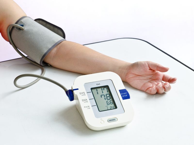 Máy tự đo huyết áp tại nhà dành tặng bố mẹ