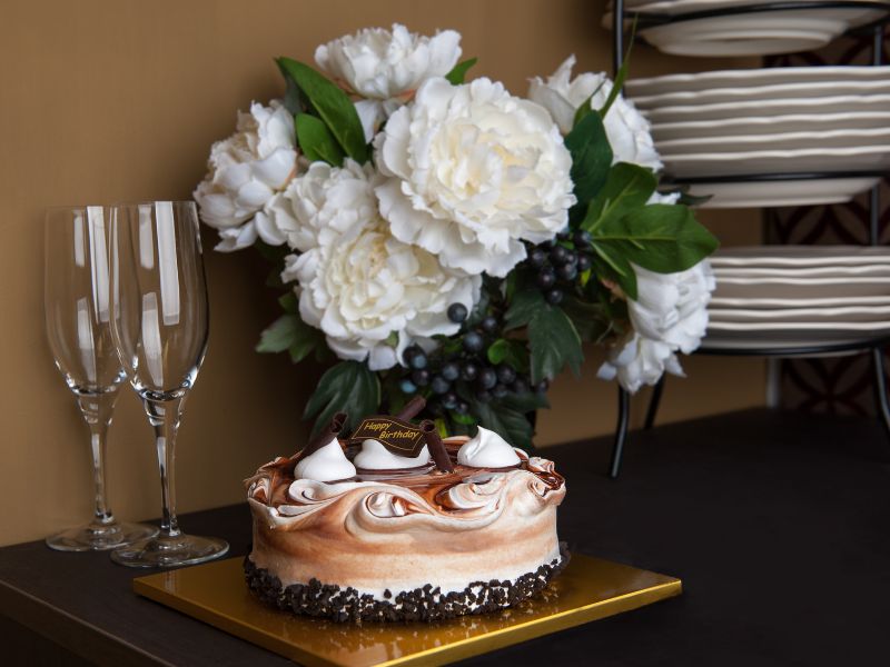 Bánh kem và hoa giúp buổi sinh nhật bố mẹ thêm trọn vẹn