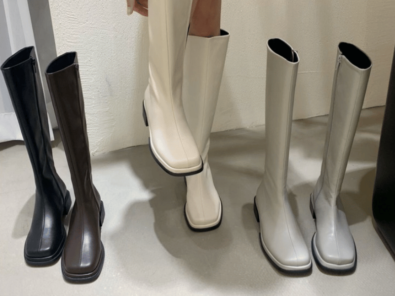 Boots cao cổ trơn đã trở thành một xu hướng phổ biến trong mùa đông