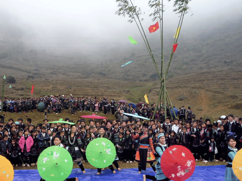 Lễ hội Roóng Poọc là lễ hội xuống đồng của dân tộc Giáy ở Tả Van