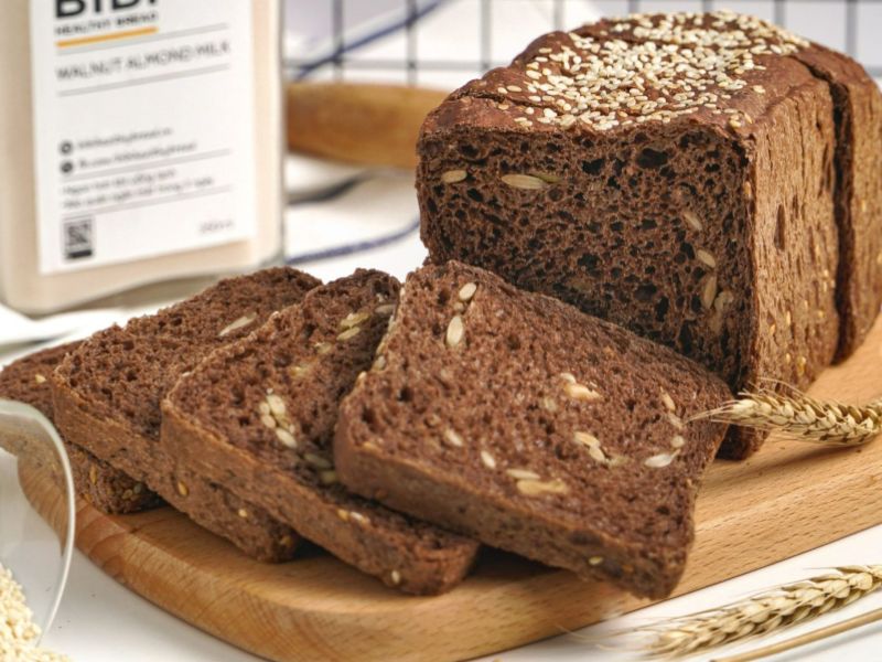 Bánh mì đen lúa mạch là một thực phẩm có hàm lượng chất xơ dồi dào