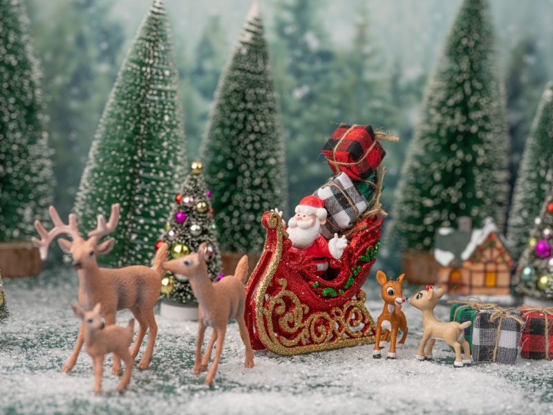 Tuần lộc, chiếc xe kéo và ông già Noel túi đựng đầy quà là linh vật của Giáng sinh